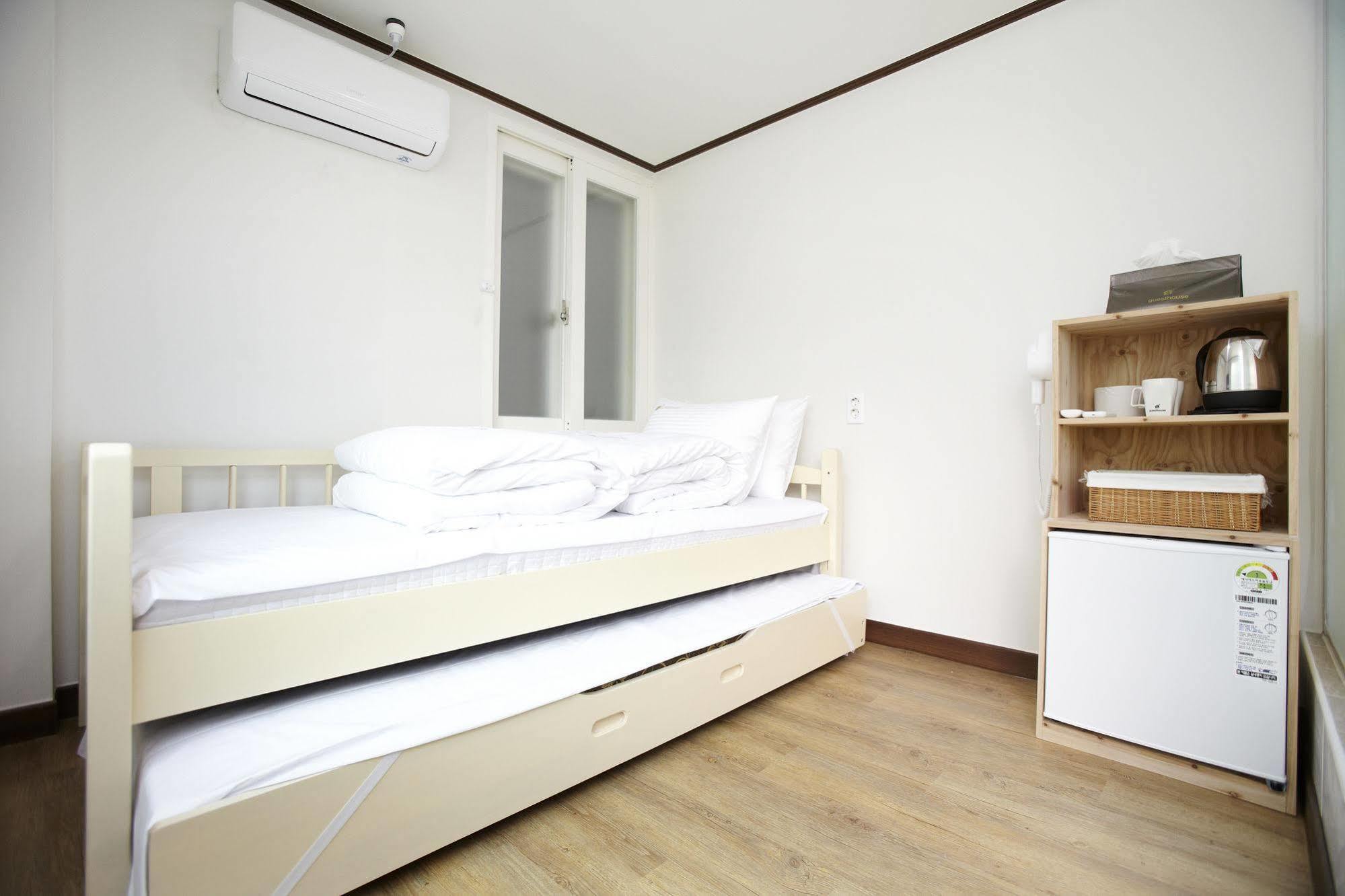 24 Guesthouse Sinchon Hongdae Seul Esterno foto