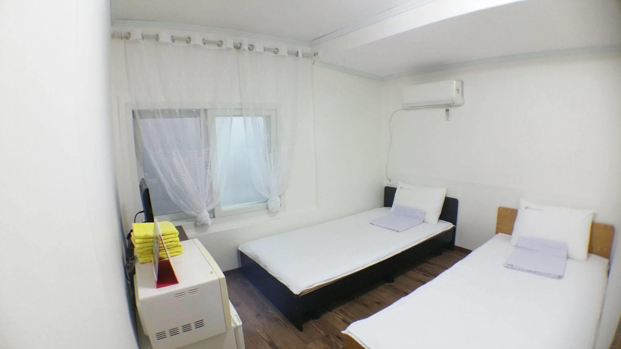 24 Guesthouse Sinchon Hongdae Seul Esterno foto